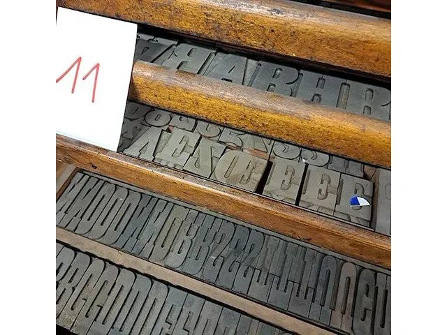 Letterkast met houten letters - afbeelding 2 van  2