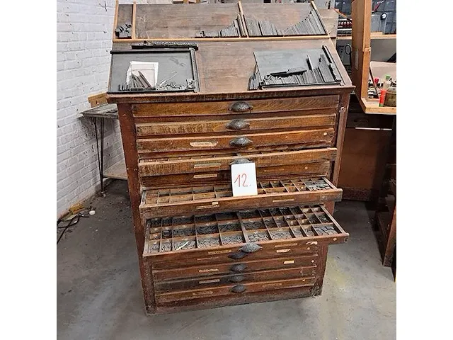 Letterkast met loden letters - afbeelding 1 van  2