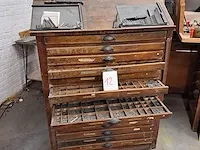Letterkast met loden letters - afbeelding 1 van  2
