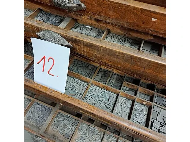 Letterkast met loden letters - afbeelding 2 van  2
