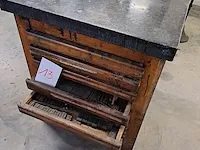 Letterkast met marmeren blad - afbeelding 1 van  2