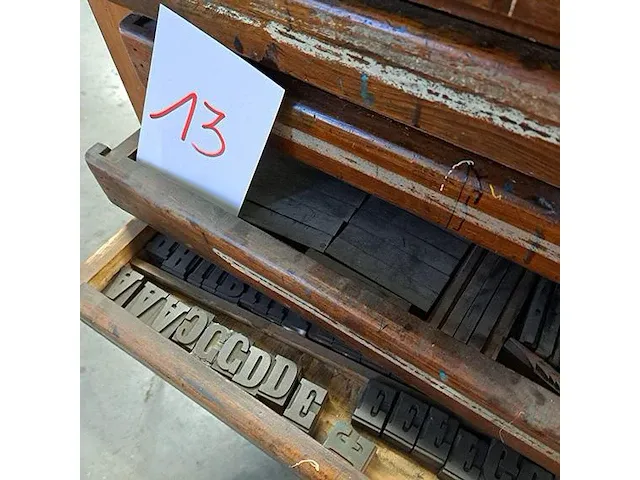 Letterkast met marmeren blad - afbeelding 2 van  2