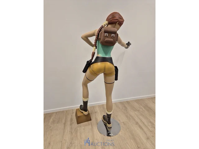 Levensgroot beeld lara croft - afbeelding 4 van  10