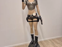 Levensgroot beeld lara croft
