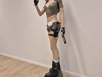 Levensgroot beeld lara croft - afbeelding 7 van  14