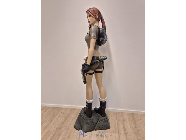 Levensgroot beeld lara croft - afbeelding 8 van  14