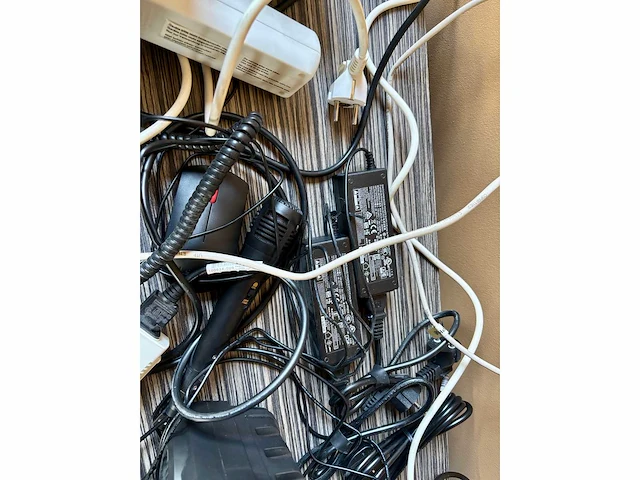 Lg, hp, lenovo, … lot computer schermen en toebehoren - afbeelding 6 van  8