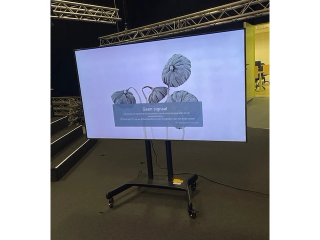 Lg tv op mobiele standaard - afbeelding 1 van  8