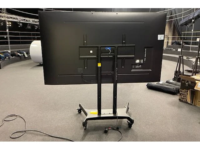 Lg tv op mobiele standaard - afbeelding 3 van  8