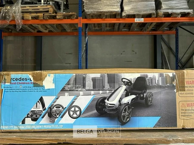 Licensed mercedes-benz pedal go kart - white - afbeelding 2 van  4