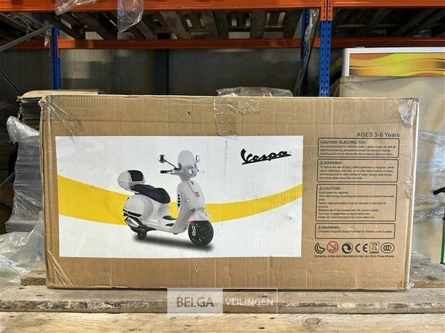 Licensed vespa gts ride on car - pink - afbeelding 2 van  4