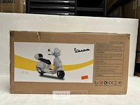 Licensed vespa gts ride on car pink - afbeelding 2 van  5