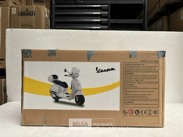 Licensed vespa gts ride on car pink - afbeelding 2 van  5