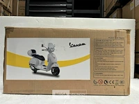 Licensed vespa gts ride on car pink - afbeelding 2 van  3