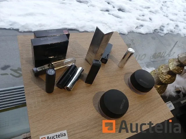 Lichaamsverzorgingsproducten, credenza, kleine meubilair displays - afbeelding 1 van  14