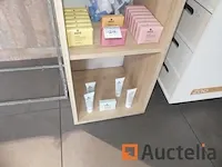 Lichaamsverzorgingsproducten, credenza, kleine meubilair displays - afbeelding 11 van  14
