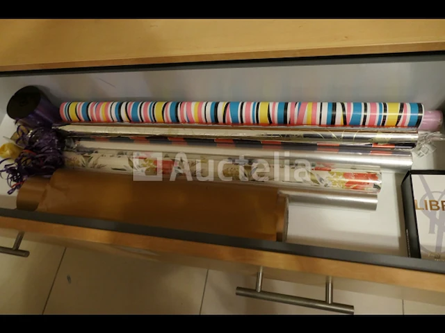 Lichaamsverzorgingsproducten en inhoud van de lade - afbeelding 4 van  5