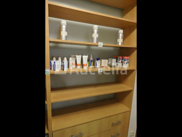 Lichaamsverzorgingsproducten en inhoud van de lade - afbeelding 1 van  8