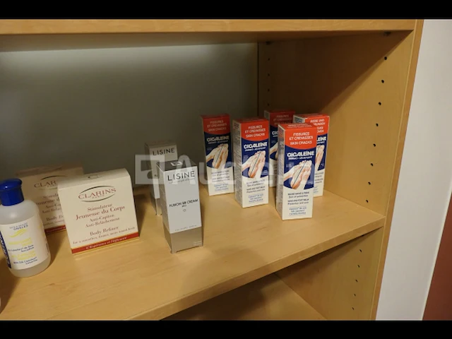 Lichaamsverzorgingsproducten en inhoud van de lade - afbeelding 5 van  8