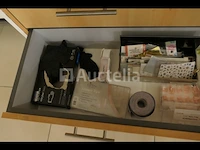 Lichaamsverzorgingsproducten en inhoud van de lade - afbeelding 2 van  12
