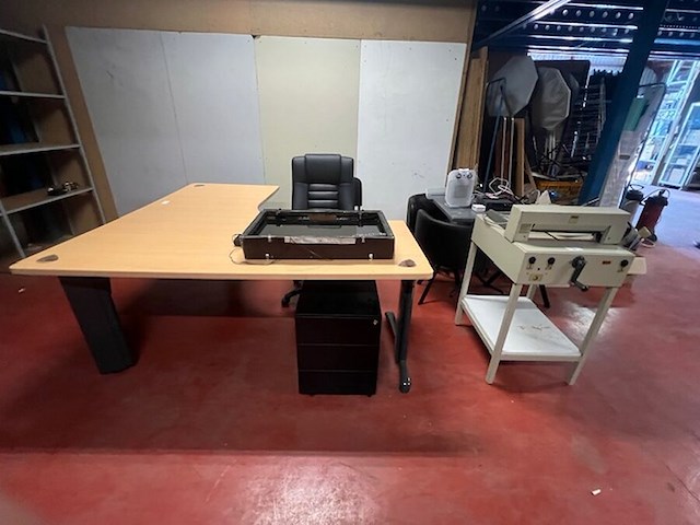 Licht kleurig l-vormig bureel zwart onderstel, zwart lederen rolbureelzetel met armleuning, 2 bureelstoelen zwart chroom onderstel, ladenblok zwart 3 laden (11) - afbeelding 1 van  5