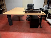 Licht kleurig l-vormig bureel zwart onderstel, zwart lederen rolbureelzetel met armleuning, 2 bureelstoelen zwart chroom onderstel, ladenblok zwart 3 laden (11) - afbeelding 2 van  5