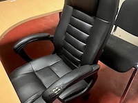 Licht kleurig l-vormig bureel zwart onderstel, zwart lederen rolbureelzetel met armleuning, 2 bureelstoelen zwart chroom onderstel, ladenblok zwart 3 laden (11) - afbeelding 3 van  5