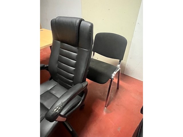 Licht kleurig l-vormig bureel zwart onderstel, zwart lederen rolbureelzetel met armleuning, 2 bureelstoelen zwart chroom onderstel, ladenblok zwart 3 laden (11) - afbeelding 4 van  5