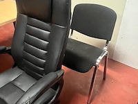 Licht kleurig l-vormig bureel zwart onderstel, zwart lederen rolbureelzetel met armleuning, 2 bureelstoelen zwart chroom onderstel, ladenblok zwart 3 laden (11) - afbeelding 4 van  5