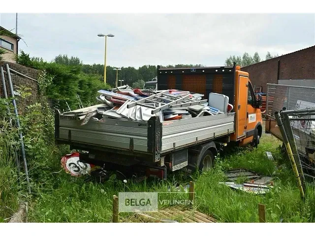 Lichte vracht iveco met kipbak - afbeelding 11 van  22