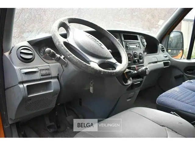 Lichte vracht iveco met kipbak - afbeelding 18 van  22