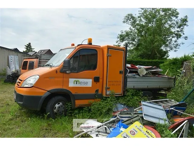 Lichte vracht iveco met kipbak - afbeelding 1 van  22