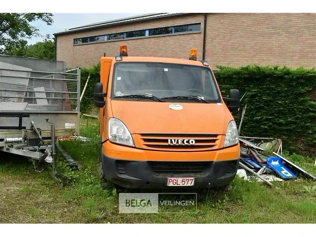 Lichte vracht iveco met kipbak - afbeelding 2 van  22