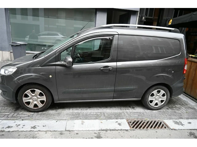 Lichte vrachtauto ford transit courier - afbeelding 12 van  22