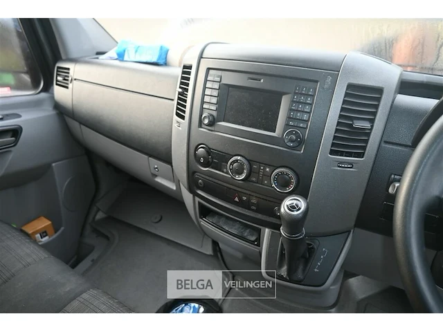Lichte vrachtauto mercedes sprinter - afbeelding 12 van  16