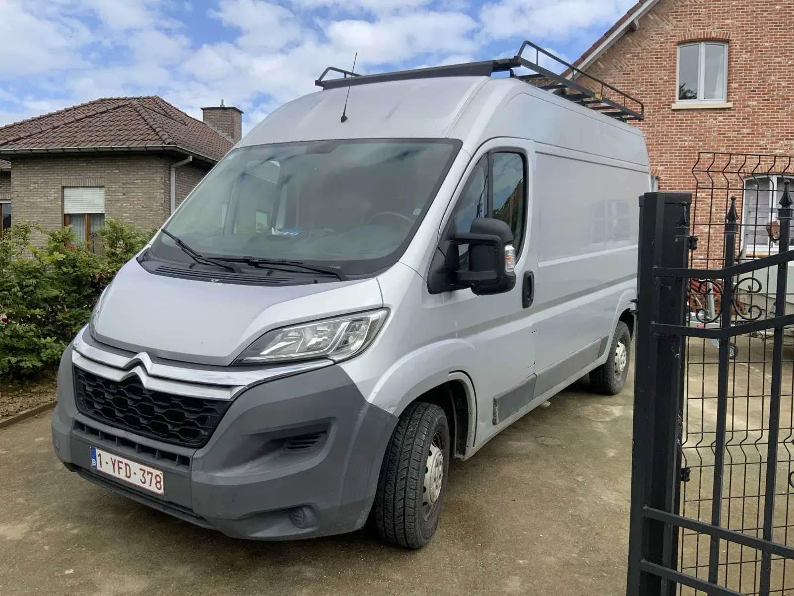 Lichte vrachtwagen, aanhangwagen en bouwmaterialen wegens faillissement.