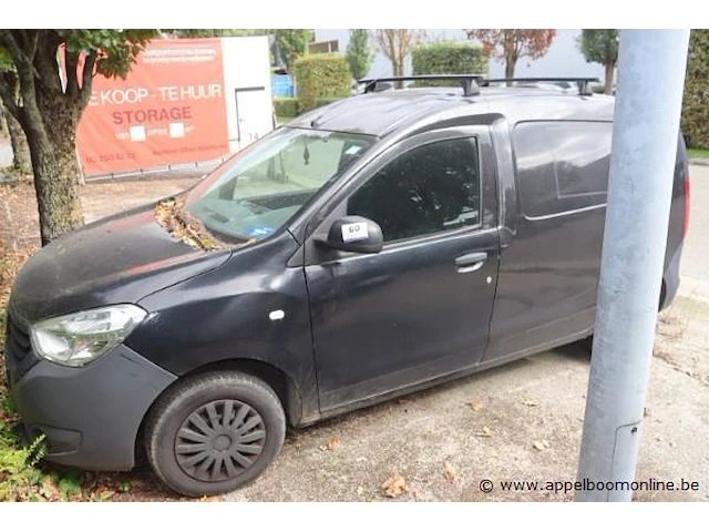 Lichte vrachtwagen dacia dokker, datum 1ste inschrijving 5/9/2013, chassisnummer uu18sda459272883, km-stand laatste keuring 184.646, euro 5, start niet, schade rondom - afbeelding 1 van  4