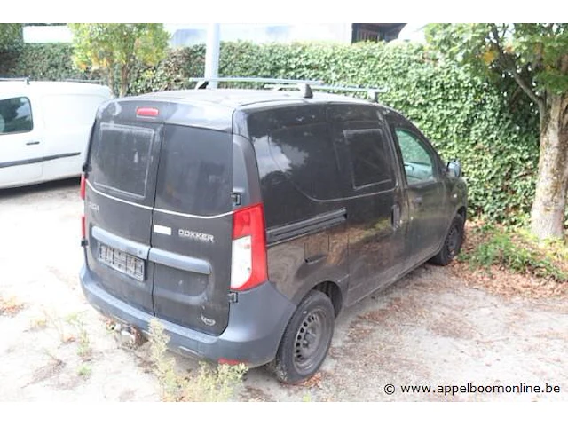 Lichte vrachtwagen dacia dokker, datum 1ste inschrijving 5/9/2013, chassisnummer uu18sda459272883, km-stand laatste keuring 184.646, euro 5, start niet, schade rondom - afbeelding 2 van  4