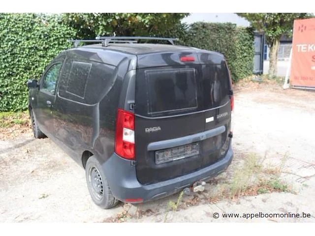 Lichte vrachtwagen dacia dokker, datum 1ste inschrijving 5/9/2013, chassisnummer uu18sda459272883, km-stand laatste keuring 184.646, euro 5, start niet, schade rondom - afbeelding 3 van  4