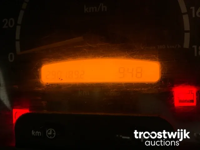 Lichte vrachtwagen met laadbak - afbeelding 2 van  17