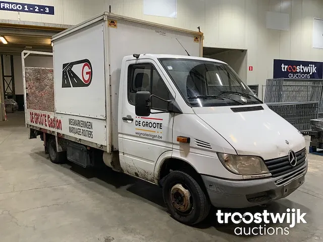 Lichte vrachtwagen met laadbak - afbeelding 11 van  17