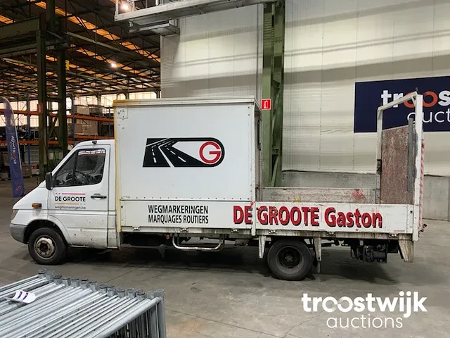 Lichte vrachtwagen met laadbak - afbeelding 15 van  17