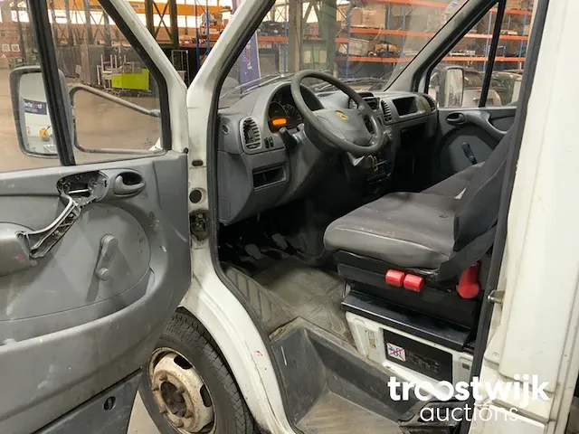 Lichte vrachtwagen met laadbak - afbeelding 16 van  17