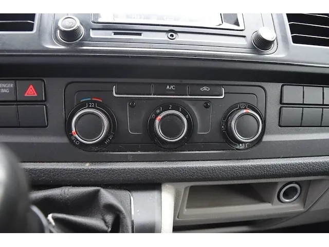 Lichte vrachtwagen volkswagen transporter, type 7j0, variant gcxgb280x0, versie nnfm52z1116nvr217mmg3rl6323, ch.nr. wv1zzz7hzjh155330, bj. 19.06.2018 (sleutel en alle boorddocumenten) - afbeelding 9 van  38