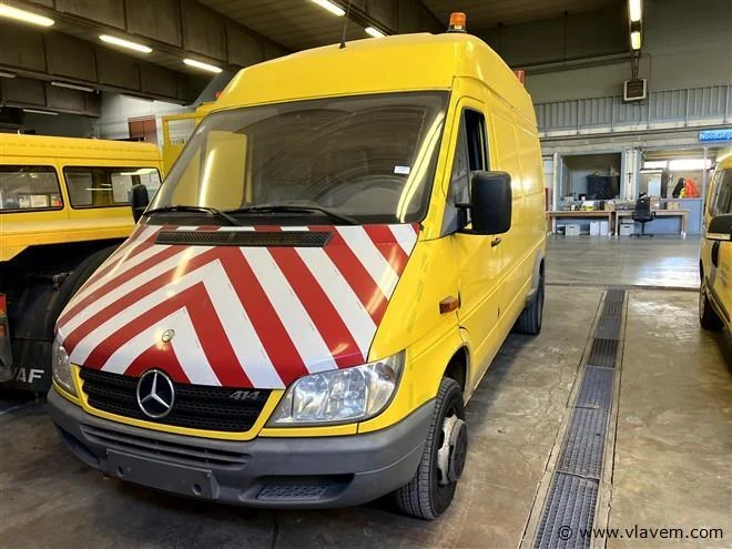 I.o.v. wegen en verkeer: mercedes sprinter, 4x citroën berlingo, aanhangwagen, autohefbrug, bandenmonteer- en balanceer toestel enz.