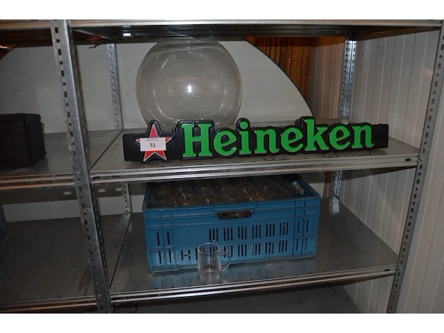 Lichtreclame heineken, bokaal glas, pvc bak met glazen koffietassen - afbeelding 1 van  5