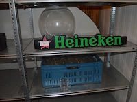 Lichtreclame heineken, bokaal glas, pvc bak met glazen koffietassen - afbeelding 1 van  5