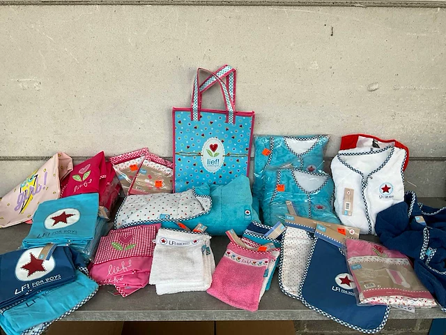 Lief! mix kavel diverse baby/kinder artikelen - afbeelding 1 van  13