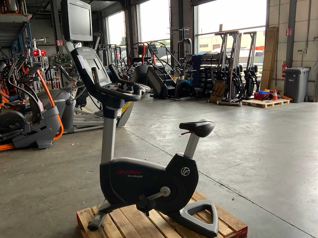 Life fitness 95c uprightbike home trainer - afbeelding 2 van  6