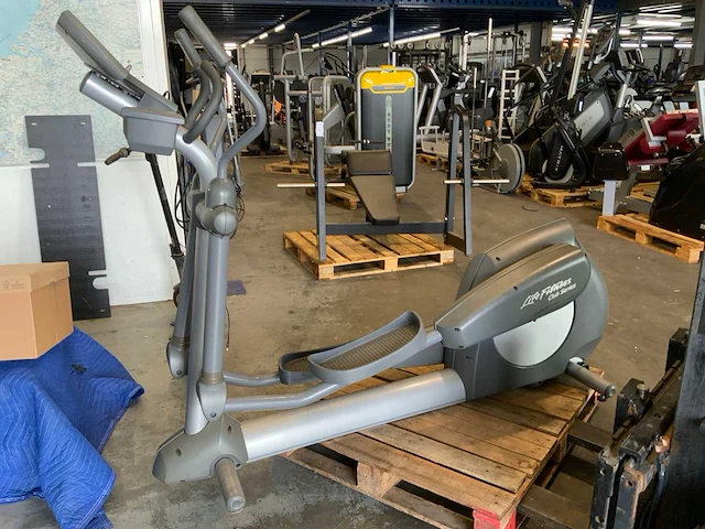 Life fitness 95x club series elliptical crosstrainer - afbeelding 1 van  6
